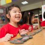 胡志明市英国越南国际学校的学生开心的玩小石头
