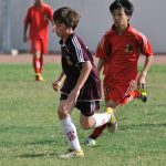 胡志明市英国越南国际学校的学生踢足球