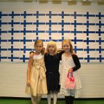 英国学校的3个小女孩穿着漂亮的裙子