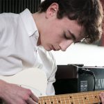 瑞士GEMS世界学院的学生弹电吉他
