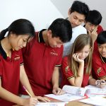 胡志明市德国国际学校的学生一起完成小组作业
