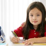 胡志明市德国国际学校的小女孩拿着笔写字