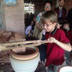 胡志明市德国国际学校的学生做陶艺
