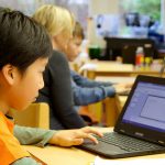 苏黎世跨社区学校的学生在电脑上学习