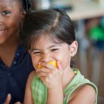 巴塞尔国际学校的小朋友吃橙子