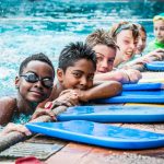 肯尼亚国际学校的学生一排趴在游泳池边