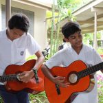 纳迪国际学校的学生弹吉他