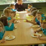 瑞士KSI国际学校的12个小朋友在开5岁生日派对，开心地吃蛋糕
