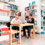 阿尔卑斯卓士学校的学生在图书馆学习