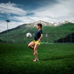 阿尔卑斯卓士学校的学生用膝盖颠足球