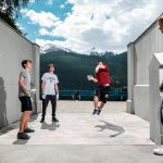 阿尔卑斯卓士学校的学生玩跑酷