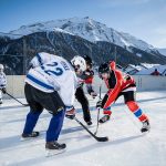 阿尔卑斯卓士学校的学生打冰球