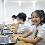 奥林匹亚学校的学生在电脑室认真学习