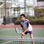 奥林匹亚学校的学生打网球