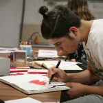 松林美国国际学校的学生进行美术创作