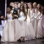 罗森堡学院的学生穿着白裙上台表演