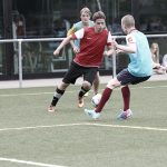 罗森堡学院的学生踢足球