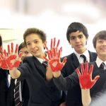 圣乔治国际学校的学生手掌涂满红色