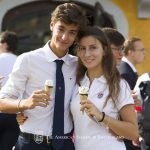 瑞士美国学校的学生在吃冰淇淋
