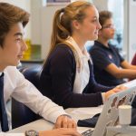 瑞士美国学校的学生在电脑上认真学习