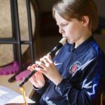 瑞士美国学校的学生练习吹笛子