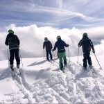 瑞士美国学校的学生们在雪地里准备滑雪