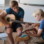 苏黎世国际学校的学生弹吉他