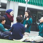 大邱国际学校的学生草坪上聊天