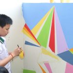 足迹国际学校的学生在墙面涂色