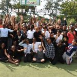 加纳国际学校的学生们在草坪上开心的欢呼