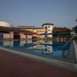 加纳国际学校的教学楼和游泳池