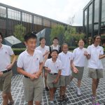 华中国际学校的学生开心的在校园里谈笑