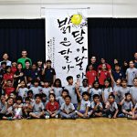 现代外语学校的学生在韩国文字前合影