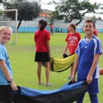 阿比让国际社区学校的学生帮助体育老师抬运动设备