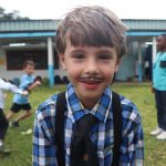 阿比让国际社区学校的画着胡须的小男孩