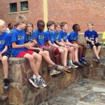 基加利国际社区学校的学生坐在矮墙上