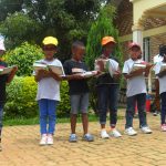 基加利国际社区学校的学生在户外看书