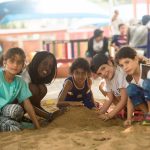 林肯社区学校的学生玩沙子