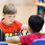 海外家庭学校的学生下国际象棋
