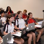 斯坦福美国国际学校的学生拿着电脑认真上课