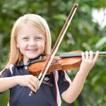 斯坦福美国国际学校的小女孩拉小提琴