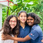 新加坡瑞士学校的3个女孩拥抱在一起