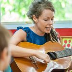 新加坡瑞士学校的老师弹吉他唱歌给学生