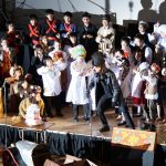 广岛国际学校的学生们表演舞台剧