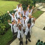 巴布亚新几内亚澳大利亚国际学校的学生们欢呼雀跃