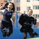 蒙古英国学校的学生开心的跳起来