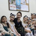 蒙古英国学校的老师和学生们准备上台表演