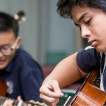 圣保罗基督教学校的学生弹吉他