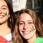 意大利亚得里亚海世界联合学院的学生脸上画着国旗