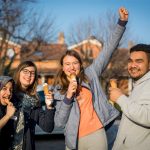 意大利亚得里亚海世界联合学院的学生们开心的吃冰淇淋